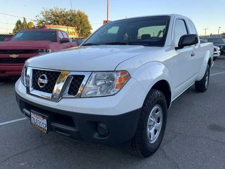 WHITE, 2019 NISSAN FRONTIER KING CAB Image 12