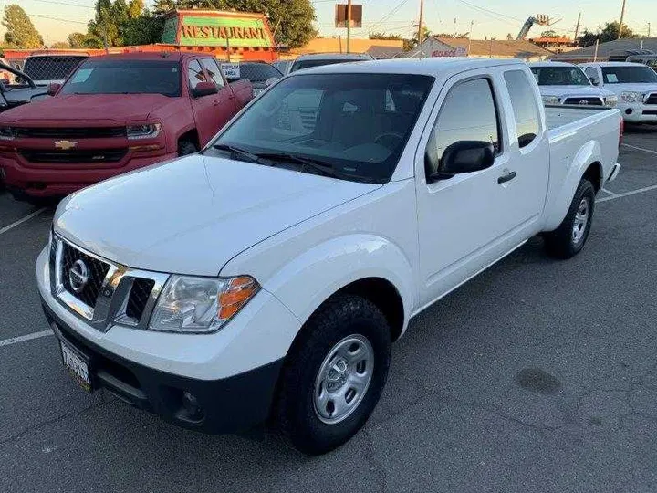 WHITE, 2019 NISSAN FRONTIER KING CAB Image 13