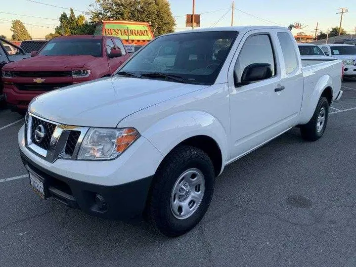 WHITE, 2019 NISSAN FRONTIER KING CAB Image 14