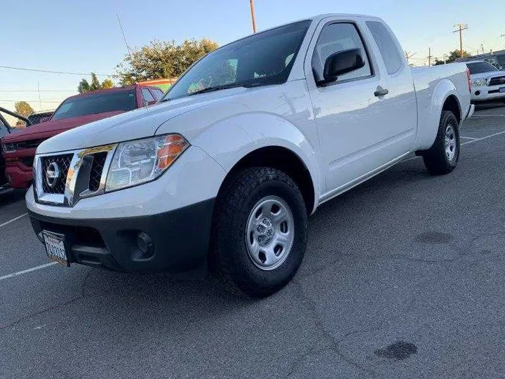 WHITE, 2019 NISSAN FRONTIER KING CAB Image 15