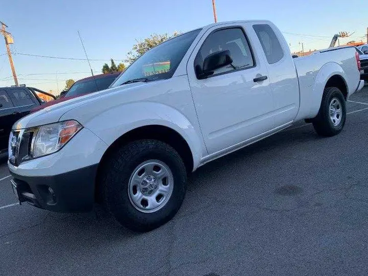 WHITE, 2019 NISSAN FRONTIER KING CAB Image 16