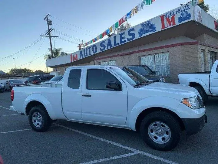 WHITE, 2019 NISSAN FRONTIER KING CAB Image 17