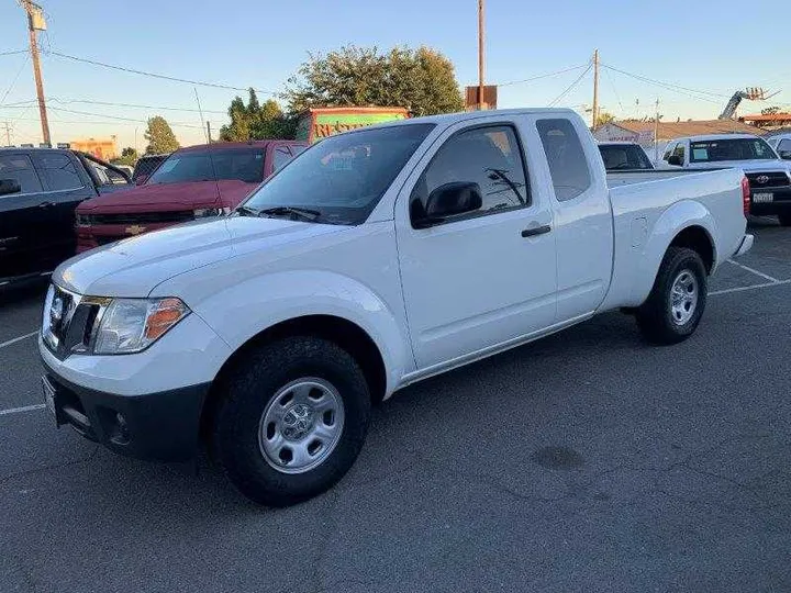 WHITE, 2019 NISSAN FRONTIER KING CAB Image 18