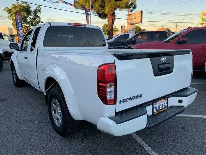 WHITE, 2019 NISSAN FRONTIER KING CAB Image 24