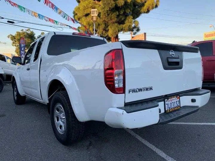 WHITE, 2019 NISSAN FRONTIER KING CAB Image 25