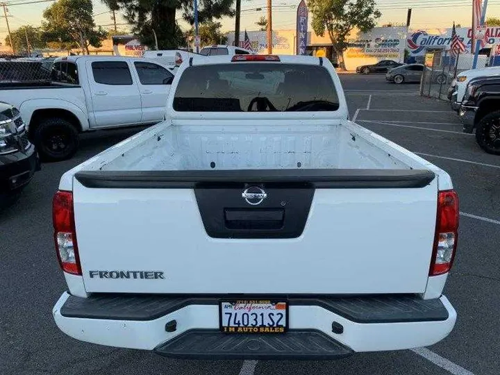 WHITE, 2019 NISSAN FRONTIER KING CAB Image 26