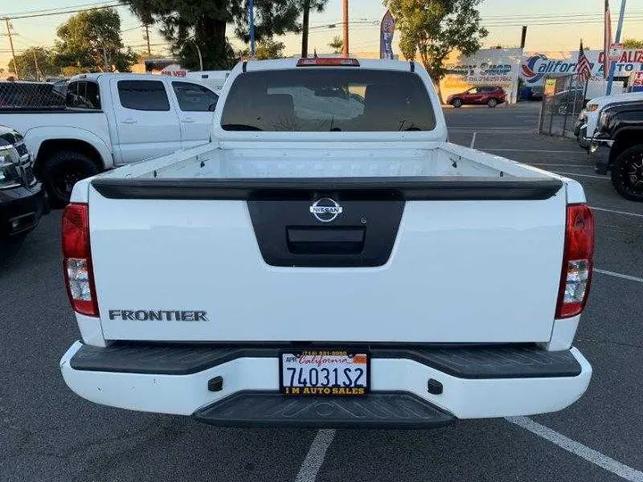 WHITE, 2019 NISSAN FRONTIER KING CAB Image 27