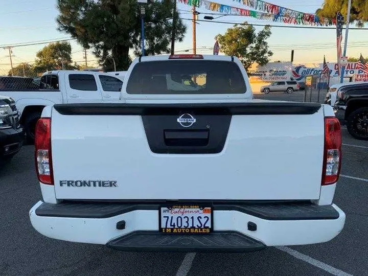 WHITE, 2019 NISSAN FRONTIER KING CAB Image 28