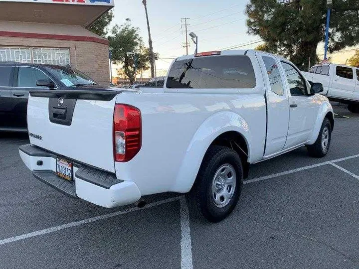 WHITE, 2019 NISSAN FRONTIER KING CAB Image 34
