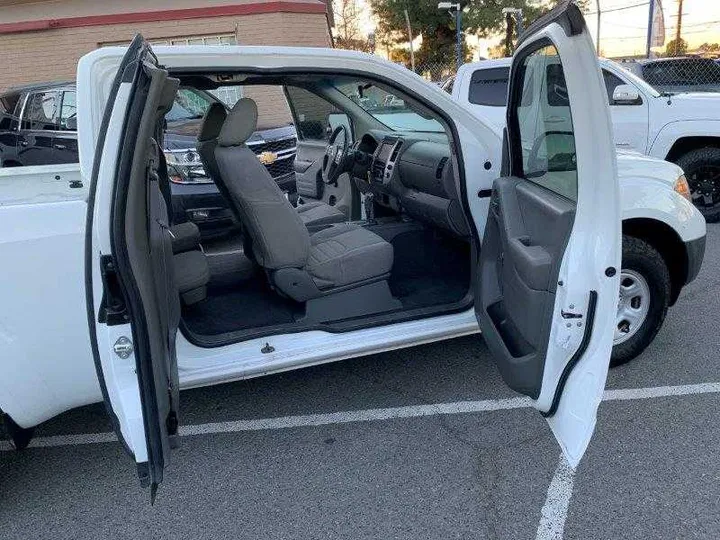 WHITE, 2019 NISSAN FRONTIER KING CAB Image 62