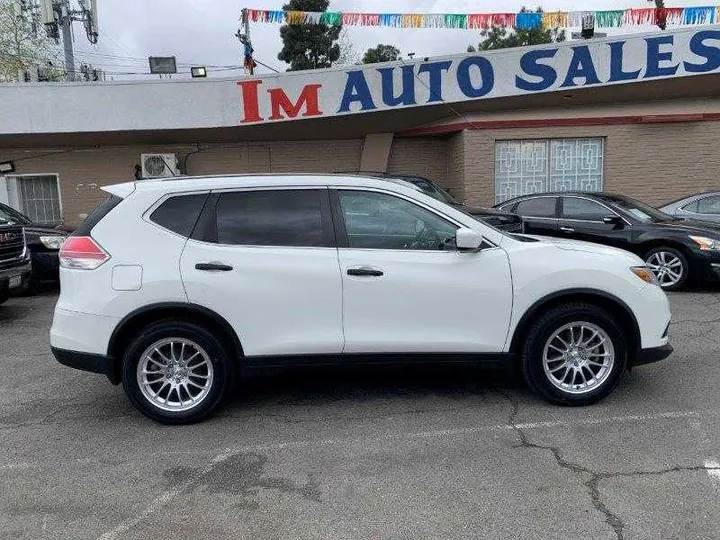 WHITE, 2016 NISSAN ROGUE Image 21