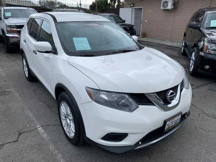 WHITE, 2016 NISSAN ROGUE Image 1