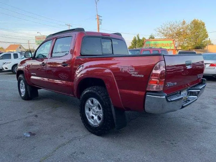 RED, 2006 TOYOTA TACOMA DOUBLE CAB Image 24
