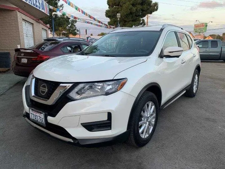 WHITE, 2017 NISSAN ROGUE Image 2