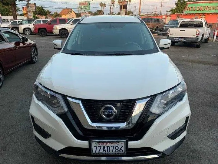 WHITE, 2017 NISSAN ROGUE Image 4