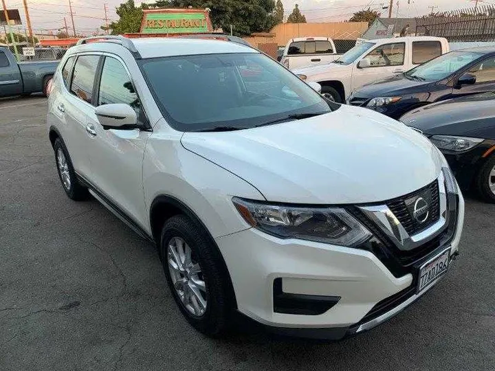 WHITE, 2017 NISSAN ROGUE Image 6