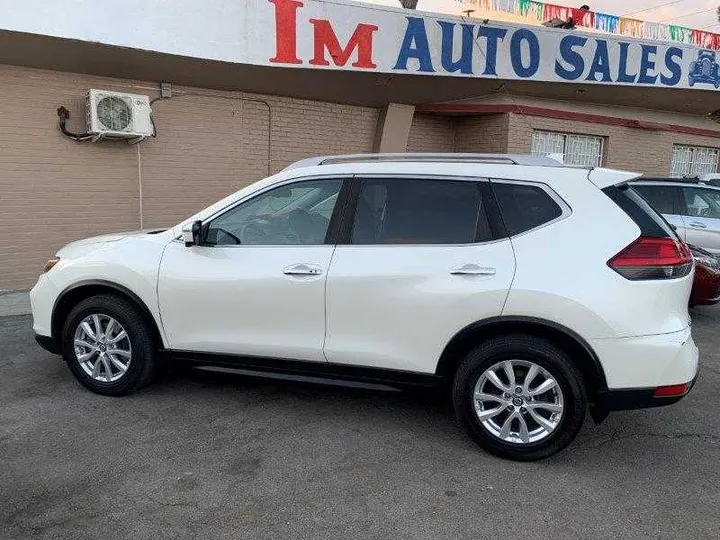 WHITE, 2017 NISSAN ROGUE Image 9