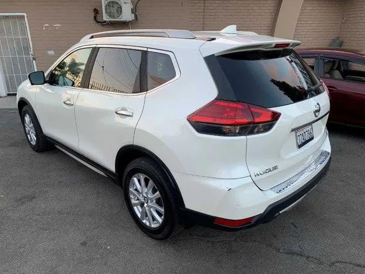 WHITE, 2017 NISSAN ROGUE Image 10