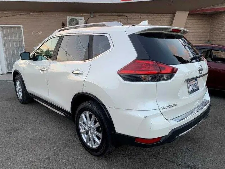 WHITE, 2017 NISSAN ROGUE Image 11