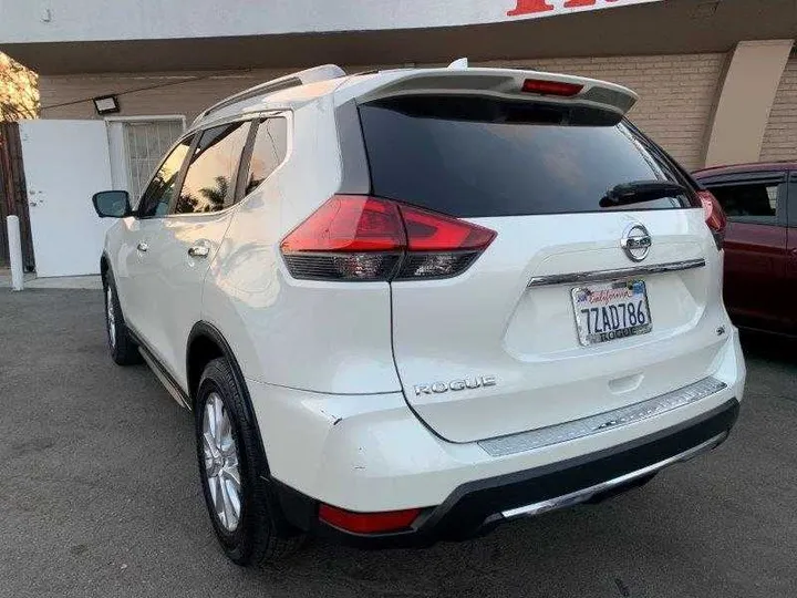 WHITE, 2017 NISSAN ROGUE Image 13