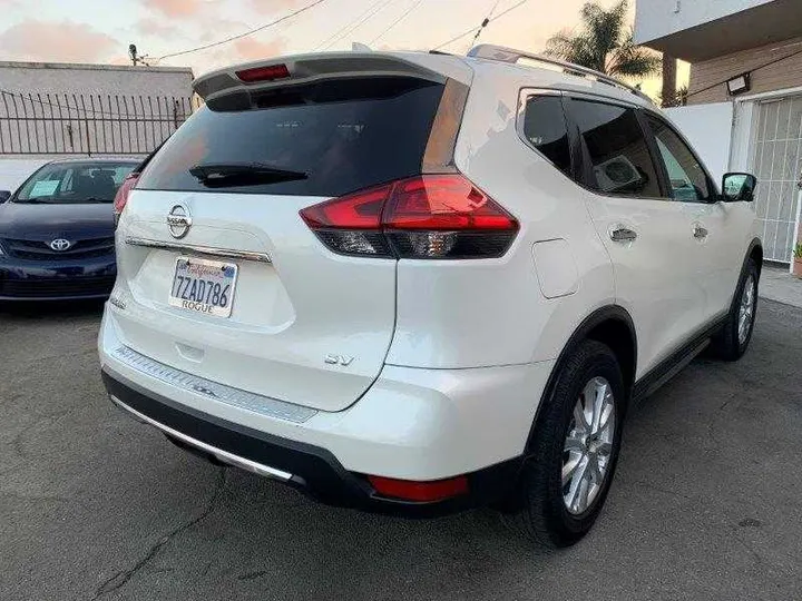 WHITE, 2017 NISSAN ROGUE Image 17