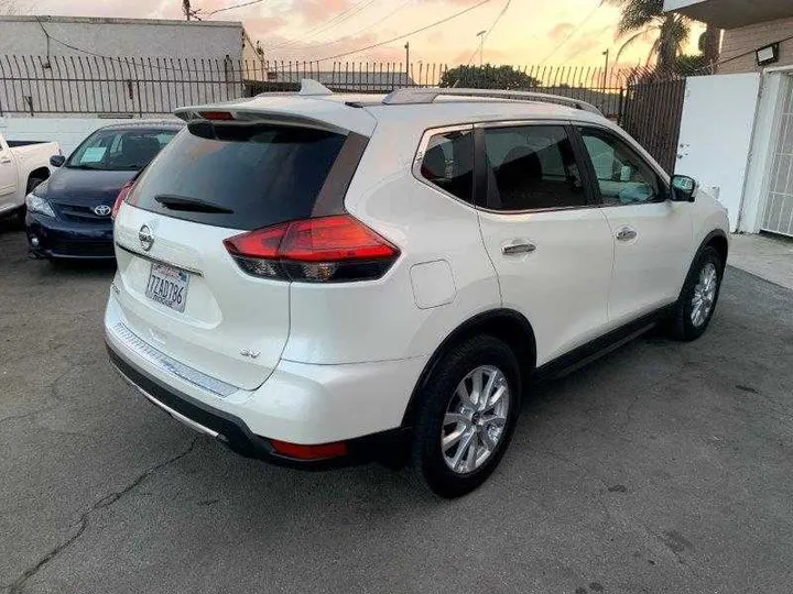 WHITE, 2017 NISSAN ROGUE Image 18