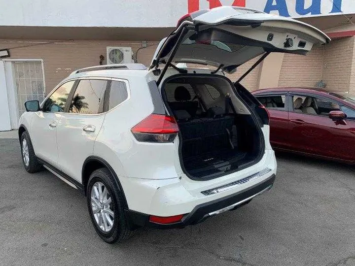 WHITE, 2017 NISSAN ROGUE Image 20