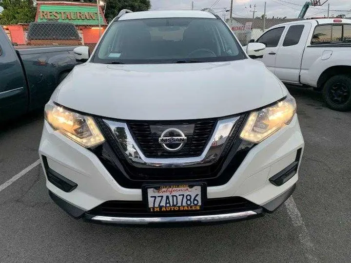 WHITE, 2017 NISSAN ROGUE Image 77