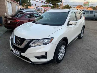 WHITE, 2017 NISSAN ROGUE Image 