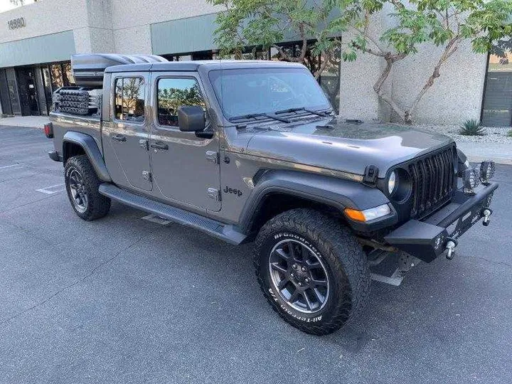 GRAY, 2020 JEEP GLADIATOR Image 4