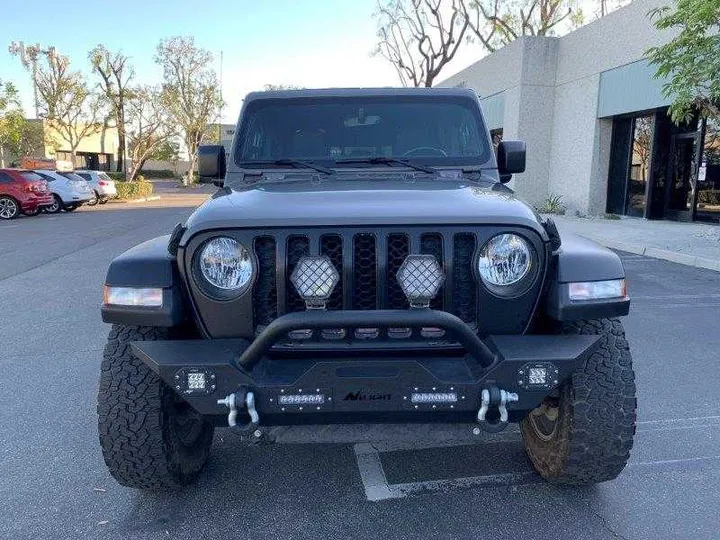 GRAY, 2020 JEEP GLADIATOR Image 9