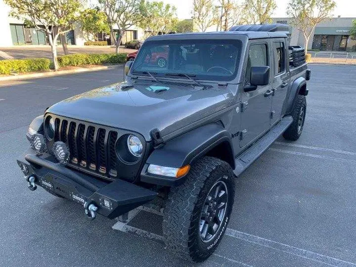 GRAY, 2020 JEEP GLADIATOR Image 10