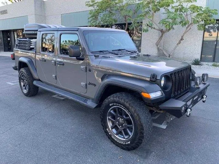 GRAY, 2020 JEEP GLADIATOR Image 19