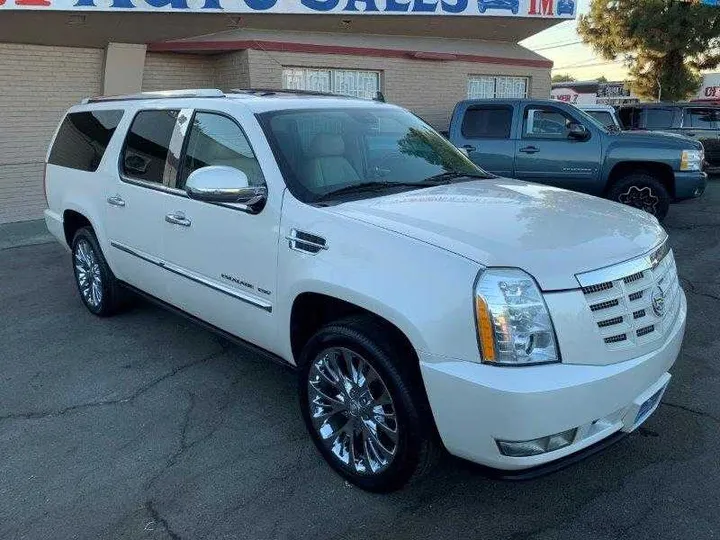 WHITE PEARL, 2011 CADILLAC ESCALADE ESV Image 5