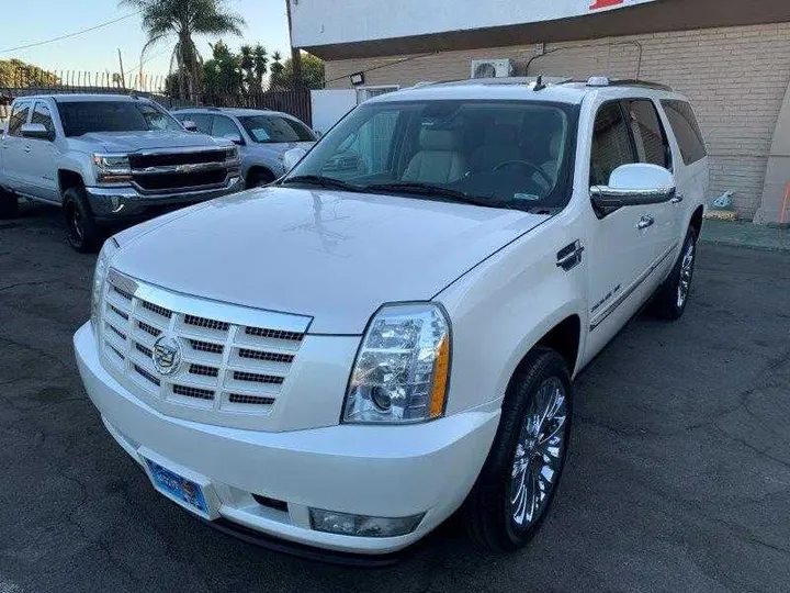 WHITE PEARL, 2011 CADILLAC ESCALADE ESV Image 12