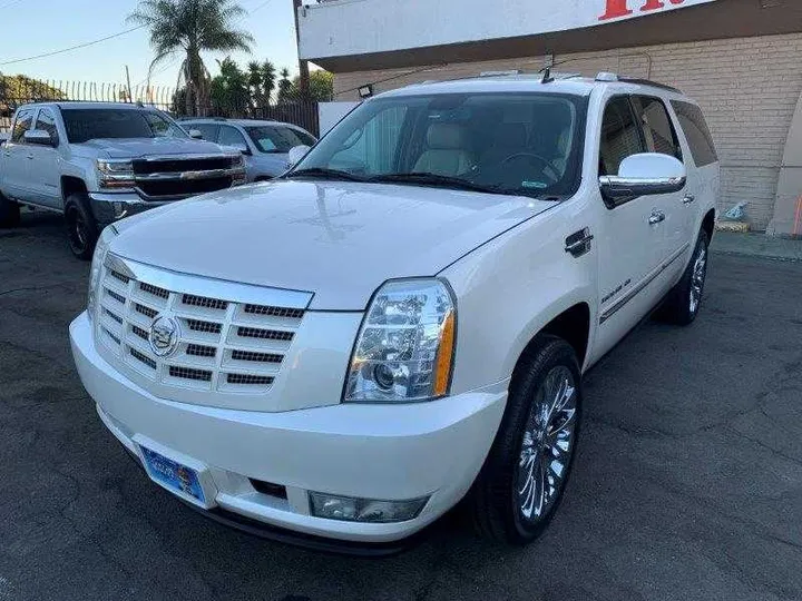 WHITE PEARL, 2011 CADILLAC ESCALADE ESV Image 13