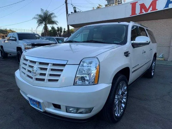 WHITE PEARL, 2011 CADILLAC ESCALADE ESV Image 14