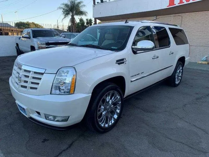 WHITE PEARL, 2011 CADILLAC ESCALADE ESV Image 16