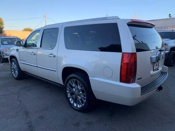 WHITE PEARL, 2011 CADILLAC ESCALADE ESV Image 21