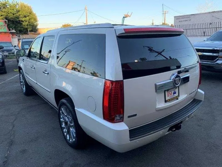 WHITE PEARL, 2011 CADILLAC ESCALADE ESV Image 23