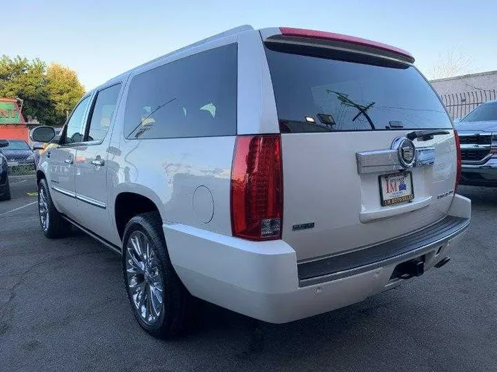 WHITE PEARL, 2011 CADILLAC ESCALADE ESV Image 25