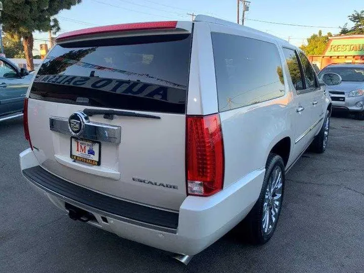 WHITE PEARL, 2011 CADILLAC ESCALADE ESV Image 30