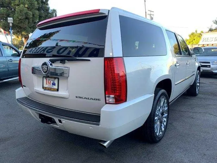 WHITE PEARL, 2011 CADILLAC ESCALADE ESV Image 31