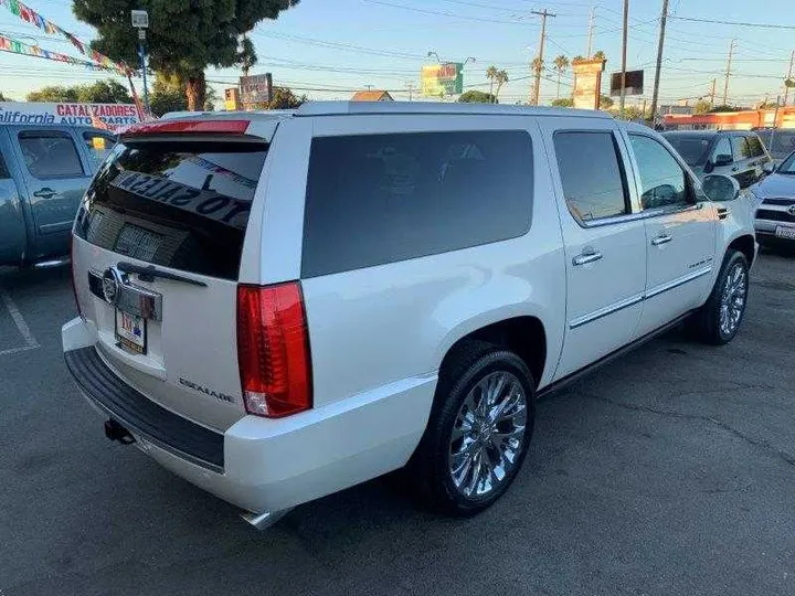 WHITE PEARL, 2011 CADILLAC ESCALADE ESV Image 32