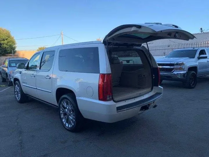 WHITE PEARL, 2011 CADILLAC ESCALADE ESV Image 35