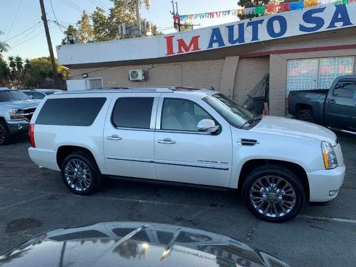 WHITE PEARL, 2011 CADILLAC ESCALADE ESV Image 39