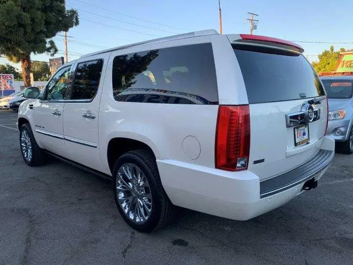 WHITE PEARL, 2011 CADILLAC ESCALADE ESV Image 42