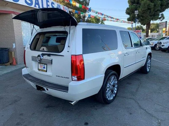 WHITE PEARL, 2011 CADILLAC ESCALADE ESV Image 50