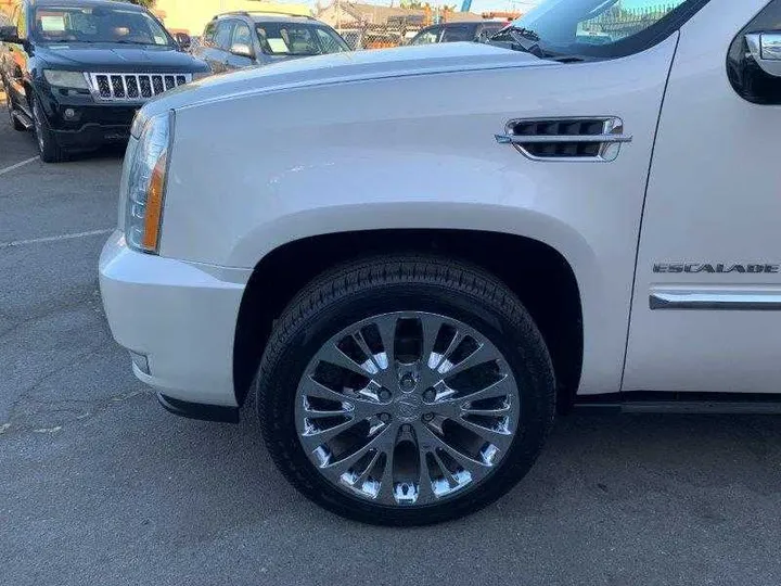 WHITE PEARL, 2011 CADILLAC ESCALADE ESV Image 58