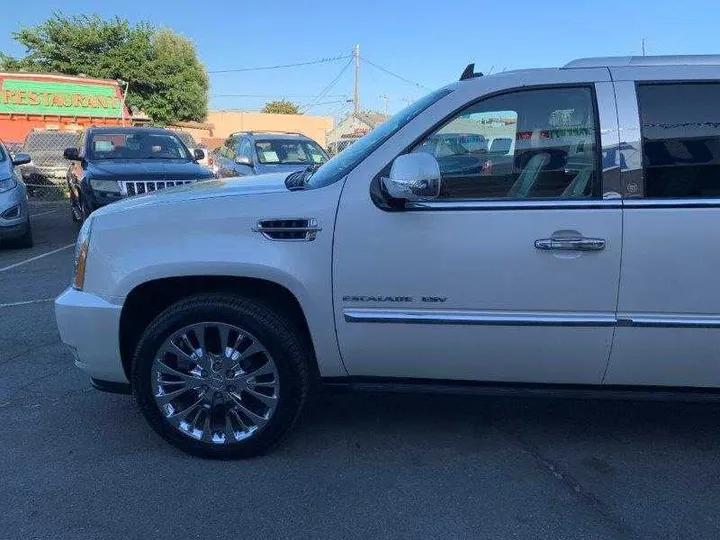 WHITE PEARL, 2011 CADILLAC ESCALADE ESV Image 62